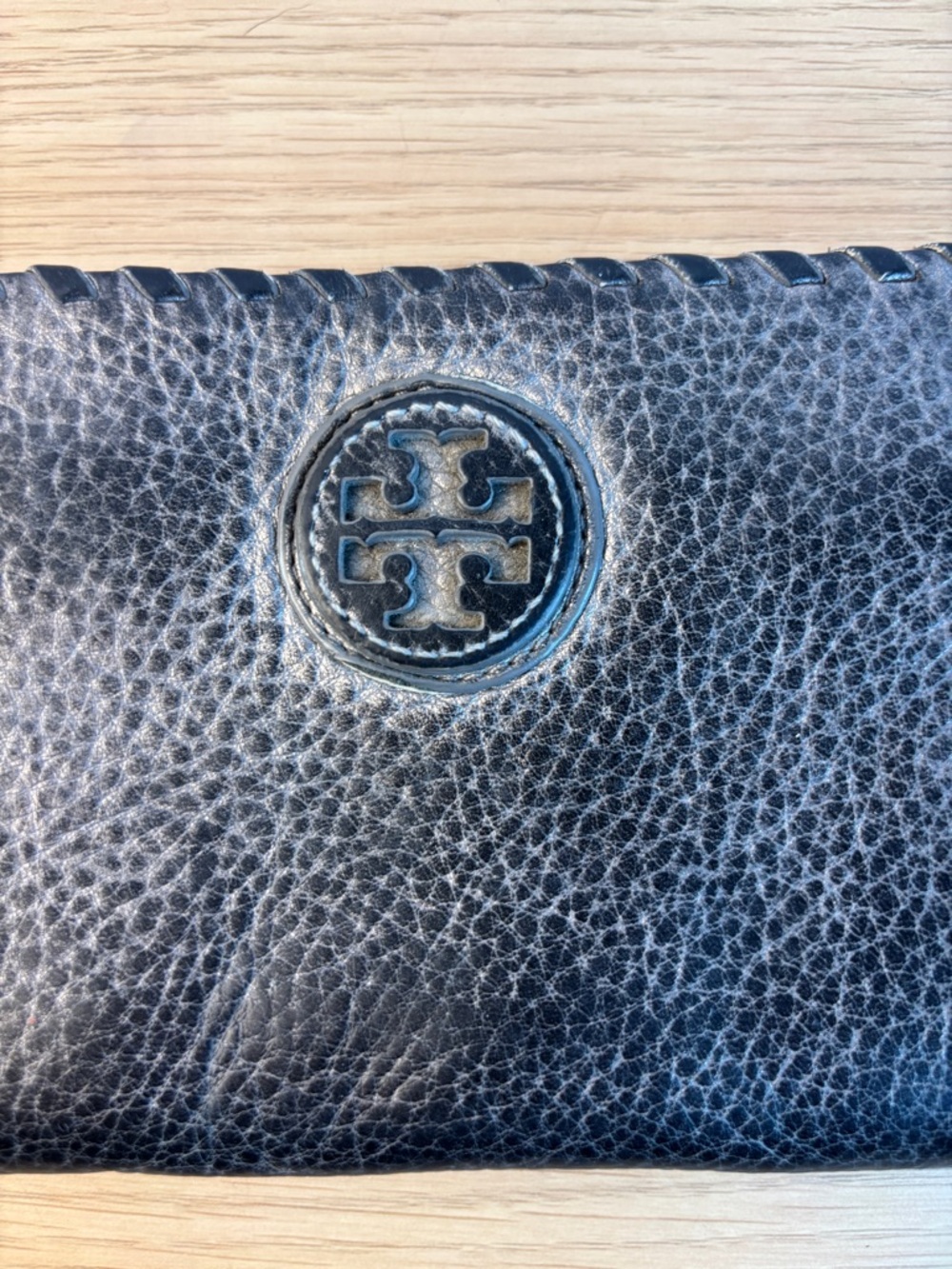 Tory Burch Chelsea Black/Gray Pebbled Leather Zip-Around Wallet Whipstitch Trim - Picture 2 of 13